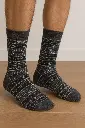 Socks de punto sobre piso de madera (1).webp