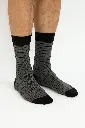 Calcetines grises con rayas negras.webp