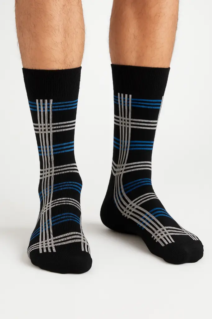 Socks a rayas sobre fondo blanco (1).webp
