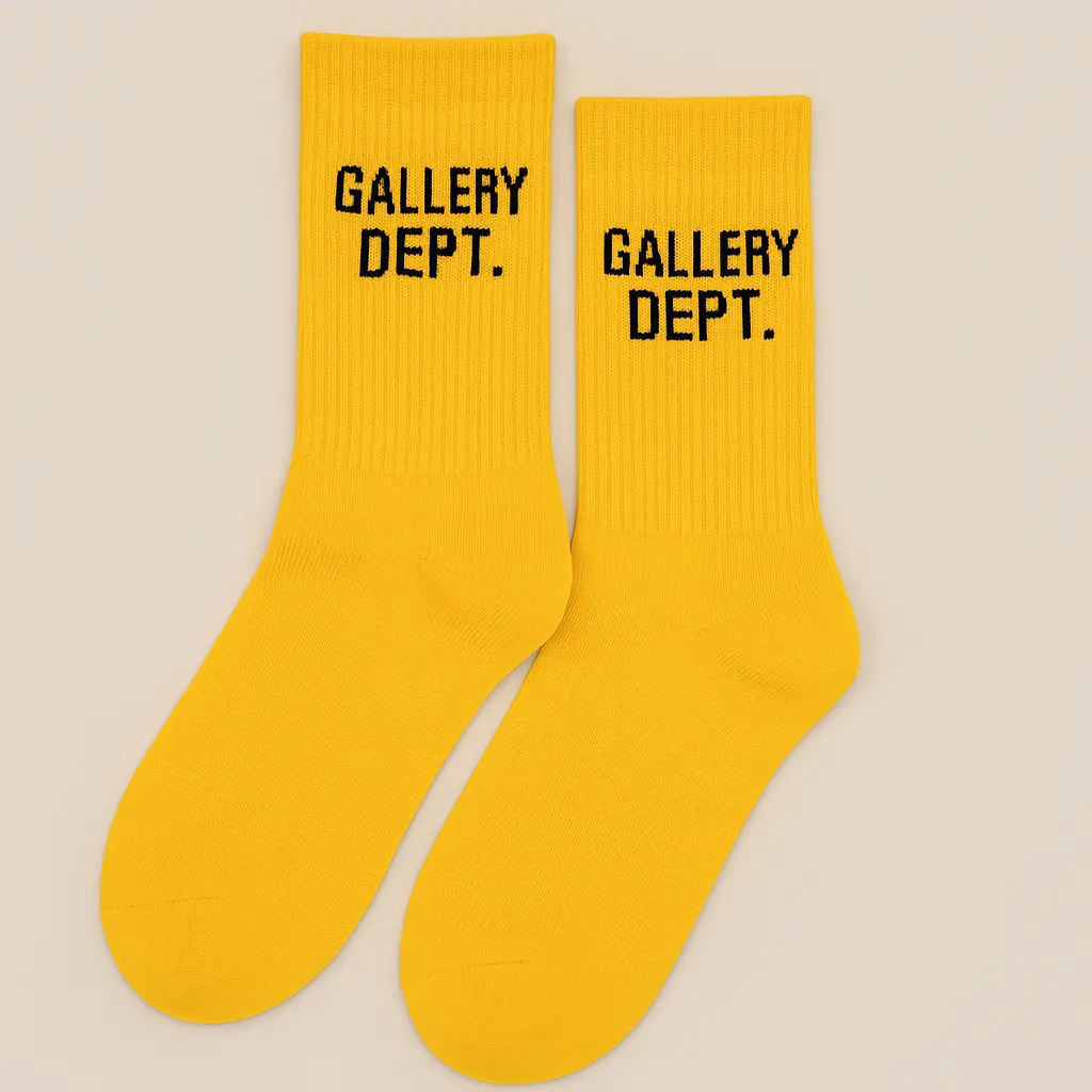 Calcetines amarillos con bordado destacado.webp