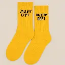 Calcetines amarillos con bordado destacado.webp