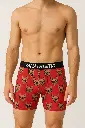 Model con boxer rojo y bulldogs.webp